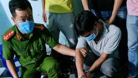 Đối tượng Lê Đức Hoàng bị lực lượng công an bắt giữ