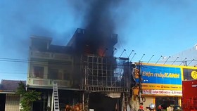 Cháy tòa nhà 3 tầng, 4 người trong ngôi nhà chạy thoát