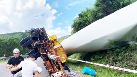 Xe chở cánh quạt điện gió "khủng" bị lật trên đèo An Khê