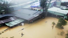 4 người thiệt mạng, hàng chục nghìn ngôi nhà bị ngập, sập, lũ cuốn