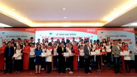 Chương trình tiếp tục trao học bổng tặng 114 học sinh xuất sắc trúng tuyển đại học (học bổng lần 2)
