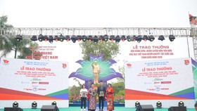 Đại diện Herbalife Việt Nam – Ông Nguyễn Thành Đạt – Giám Đốc Truyền Thông nhận kỷ niệm chương từ Tổng cục Thể dục Thể thao, ghi nhận sự đồng hành của doanh nghiệp trong chương trình “Vinh Quang Thể Thao Việt Nam”
