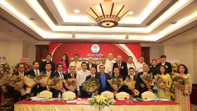 Các thành viên Liên đoàn Muay TPHCM nhiệm kỳ III và khách mời danh dự. Ảnh: DŨNG PHƯƠNG