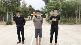 Các đối tượng vượt biên trái phép bị cơ quan chức năng bắt giữ. Ảnh: Cơ quan chức năng cung cấp