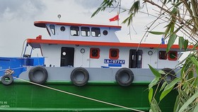 Tìm kiếm sà lan bị chìm trong vụ tai nạn giao thông trên sông Tiền