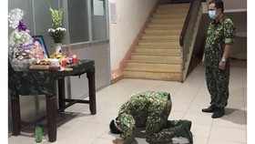Không được về nhà nhìn mẹ lần cuối, một chiến sĩ bái vọng mẹ trong khu cách ly