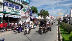 Long An áp dụng "Thẻ xanh" và "Thẻ vàng" thay giấy đi đường. Ảnh chụp sáng 21-9-2021 tại Bến Lức. Ảnh: NGỌC PHÚC