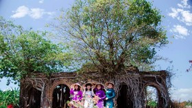 Ngôi đình trăm tuổi được ôm trọn và chống đỡ bởi hai gốc cây bồ đề to lớn