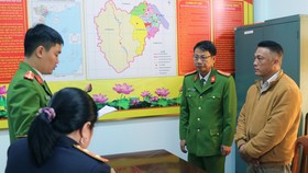 Công an đọc lệnh khởi tố Trạm trưởng Trạm quản lý bảo vệ rừng Khe Đen