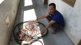 Đối tượng Phan Quốc Nam cùng tang vật vụ trộm tài sản. Ảnh: Công an cung cấp