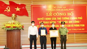 Lễ trao bằng Tổ quốc ghi công cho gia đình liệt sĩ Nguyễn Anh Tuấn