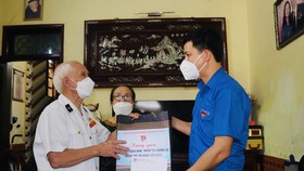 Bí thư Tỉnh Đoàn Quảng Bình Đặng Đại Bàng tặng quà cho cựu chiến binh Trương Văn Can tại phường Nam Lý, thành phố Đồng Hới, tỉnh Quảng Bình