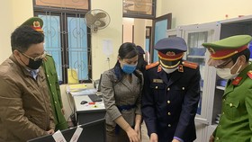 Cơ quan công an khám xét phòng làm việc của Nguyễn Thị Thùy Linh