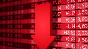 Nhà đầu tư bị ‘đánh úp', VN Index xuyên thủng mốc 1.350 điểm