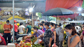 Tính đến tháng 7-2021, trung bình thu nhập của các hộ giảm tới 44% so với trước khi bùng phát dịch Covid-19. Ảnh: VnEconomy