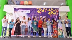 Hoa hậu H’Hen Niê, NSND Kim Xuân mang tết sớm đến trẻ em bị ảnh hưởng bởi HIV/AIDS