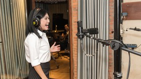Phương Thanh lần đầu giới thiệu 3 định dạng album băng cối, đĩa than, CD cho sự trở lại