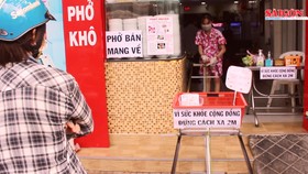 Mua phở, hải sản, đồ uống bằng ròng rọc, vợt, sào