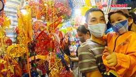 Người dân TPHCM đeo khẩu trang đi phố lồng đèn đón Trung thu