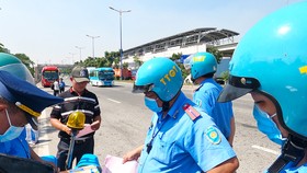 Gần tết xe dù lại rầm rộ, thanh tra vào cuộc xử phạt mạnh