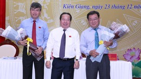 Ông Nguyễn Lưu Trung (bìa trái), vừa dược bầu giữ chức Phó Chủ tịch UBND tỉnh Kiên Giang nhiệm kỳ 2016- 20