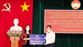 Phó Chủ tịch nước Võ Thị Ánh Xuân trao quà hỗ trợ phòng chống dịch Covid-19 ở An Giang