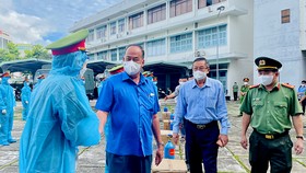 An Giang: Trao tặng 2.000 bình oxy cho khu điều trị và 50 tấn gạo giúp người dân khó khăn
