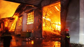 Đồng Tháp: Say rượu, đập bình gas gây cháy nhà, khiến vợ cùng 2 con tử vong