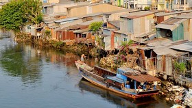 Hơn 3.500 căn nhà ven kênh rạch có nguy cơ sạt xuống sông, rạch