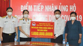 Đại diện Tổng Công ty Tân cảng Sài Gòn trao bảng tượng trưng ủng hộ Quỹ phòng, chống Covid-19 tỉnh Bình Dương. Ảnh: Tân Cảng Sài Gòn