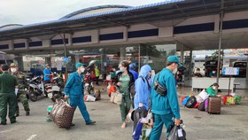Bộ Tư lệnh TPHCM phối hợp với Công ty Phương Trang đưa người dân 8 tỉnh về quê. Ảnh: QUỐC HÙNG