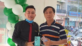 Khách hàng nhận Oppo Reno 5