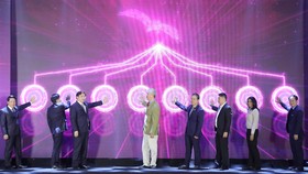 Đại diện các bộ, cơ quan quản lý nhà nước và lãnh đạo MoMo cùng thực hiện khoảnh khắc đặc biệt của lễ công bố