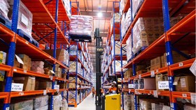 Một góc kho trung chuyển hàng hoá của Shopee