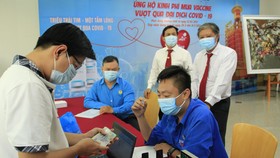 Đại diện Vinasun Taxi trao tiển mua vaccine Covid-19