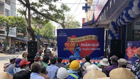 Rất đông bà con đã đến với chương trình “Long Châu Sẻ Chia”