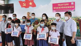 Các em học sinh tại tỉnh Đồng Tháp nhận máy tính bảng từ dự án “Máy tính tặng em” vào ngày 19-10 vừa qua