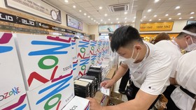 Nhân viên TopZone chuẩn bị iPhone 13 giao cho khách hàng
