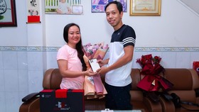 Minh Tuấn Mobile giao hàng tận nhà cho khách trong vòng 1 giờ