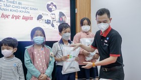 FPT Shop trao tặng máy tính bảng cho học sinh có hoàn cảnh khó khăn