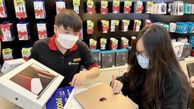 Khách hàng nhận Macbook Pro 2021 tại FPT Shop
