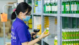 Nhân viên Long Châu quản lý hàng hóa bằng mã vạch