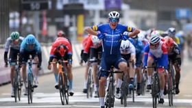Niềm vui chiến thắng của Davide Ballerini.