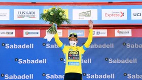 Primoz Roglic giành áo vàng, áo xanh, áo đỏ