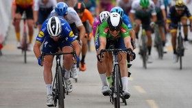 Mark Cavendish (trái) thắng sít sao trước Jasper Philipsen