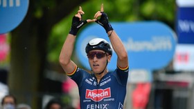 Tim Merlier giơ các ngón tay tạo thành chữ W tưởng nhớ Wouter Weylandt