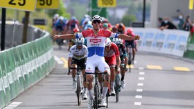 Mathieu van der Poel chiến thắng chặng thứ ba