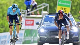 Màn đọ nước rút nghẹt thở giữa Richard Carapaz và Jakob Fuglsang
