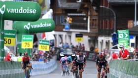 Rui Costa và Andreas Kron (phải) rút về đích