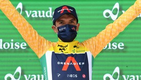 Richard Carapaz giành áo vàng chung cuộc